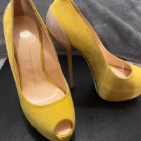 Scarpa tacco impegnativo