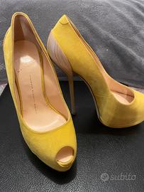 Scarpa tacco impegnativo