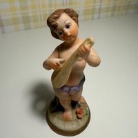 Statuina putto musicante in porcellana Capodimonte