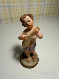 Statuina putto musicante in porcellana Capodimonte