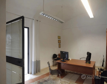Locale ufficio arredato