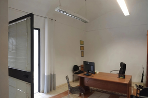 Locale ufficio arredato