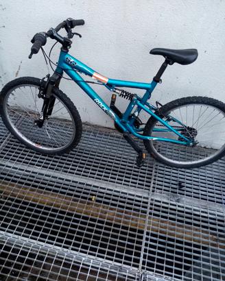 bici azzurra da ragazzo ragazzino