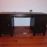 Scrivania in legno massello con cassetti
