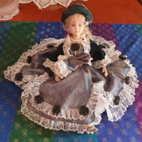 Bambole in porcellana, poltrona, sedia