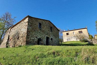 Rustico / Casale di 400 m² con più di 5 locali e b