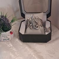 Set di braccialetti e anelli a tema drago