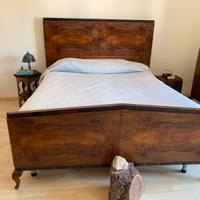 Stanza da letto antica in radica di noce