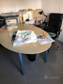 Scrivania e sedie in pelle per casa e per studio