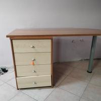 scrivania con cassetti 
