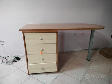 scrivania con cassetti 