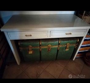 Como ', comodino, sedia e scrivania 