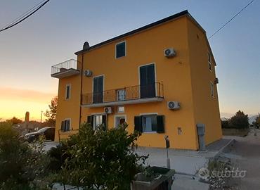 Appartamento semi indipendente con terreno