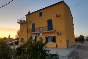 Appartamento semi indipendente con terreno