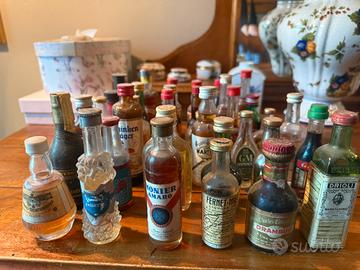 36 bottiglie mignon di liquore da collezione
