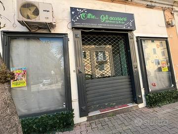Locale zona villa