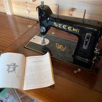 Macchina da cucire d'epoca marca Necchi