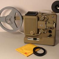 Proiettore 8mm. EUMIG P8 e schermo