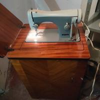 Macchina da cucire con mobile Necchi 