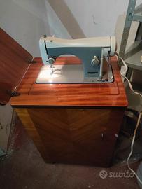 Macchina da cucire con mobile Necchi 