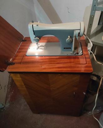 Macchina da cucire con mobile Necchi 