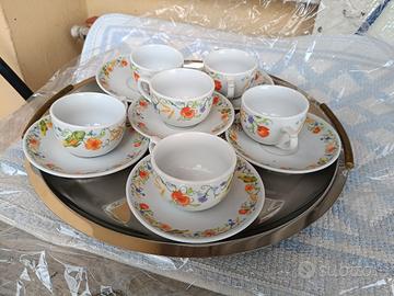 Vassoio in acciaio e set di tazze