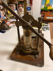 antica pompa da vuoto da laboratorio