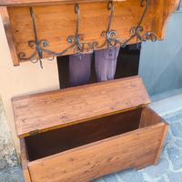 cassapanca e attaccapanni