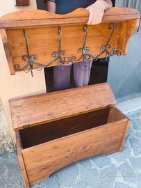 cassapanca e attaccapanni