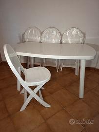 Tavolo e 4 sedie in resina da giardino