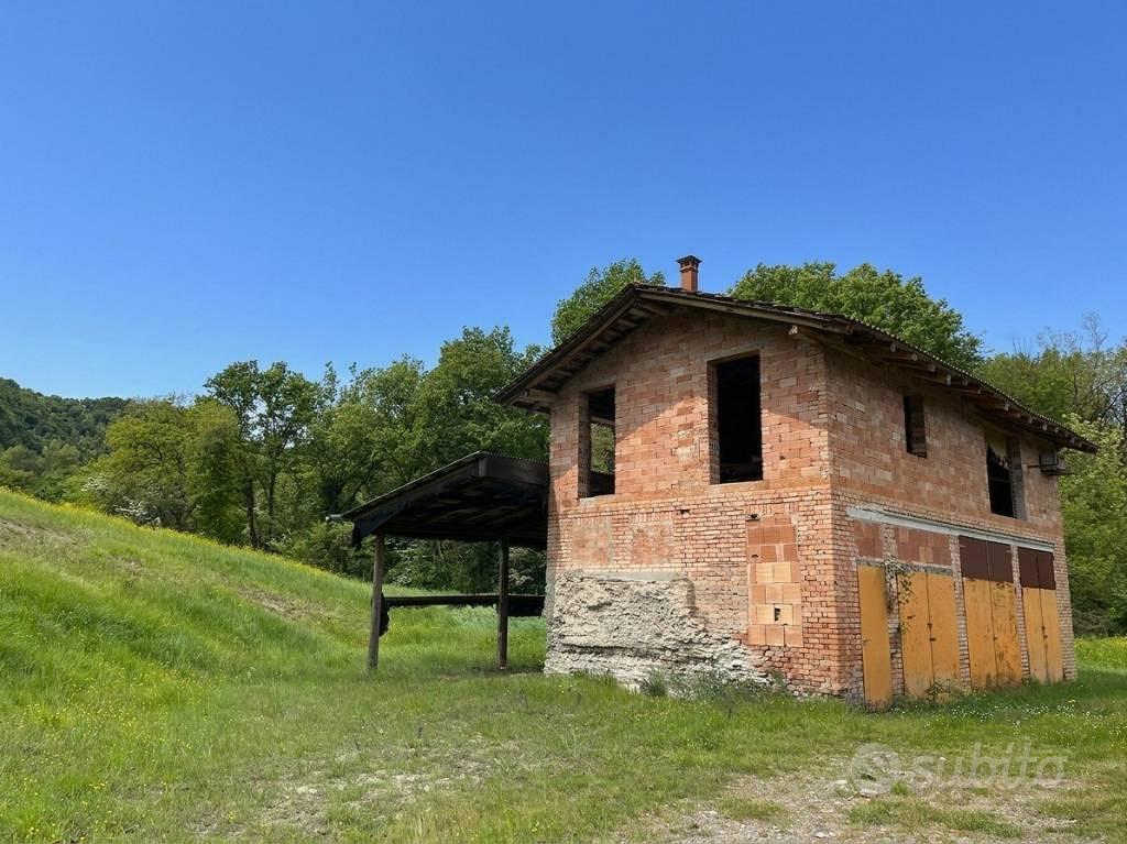 Rustico / Casale di 600 m² con 5 locali e box auto - Vista 2