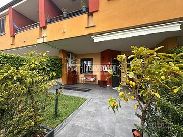 Villa a schiera con giardino e box auto.