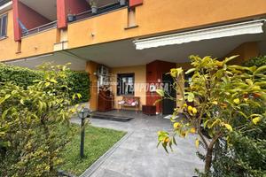 Villa a schiera con giardino e box auto.