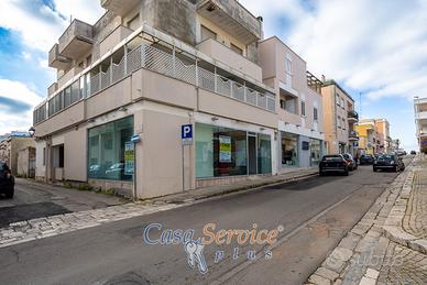 Locale Commerciale ad Angolo con Deposito e Box