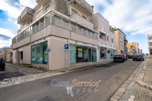 Locale Commerciale ad Angolo con Deposito e Box