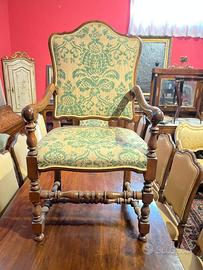 Coppia di poltrone a rocchetto in noce