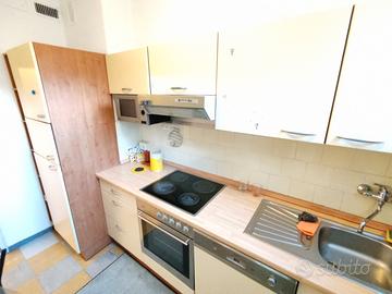 Stanza grande, luminosa in piacevole appartamento