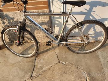 Bicicletta mountain bike
