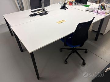 Scrivania Bianca Spaziosa - Disponibilità 14