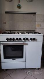 Cucina a gas con forno De Longhi