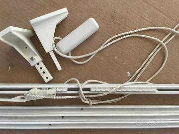 Supporto con binari per tende bianco