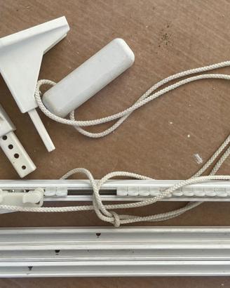 Supporto con binari per tende bianco