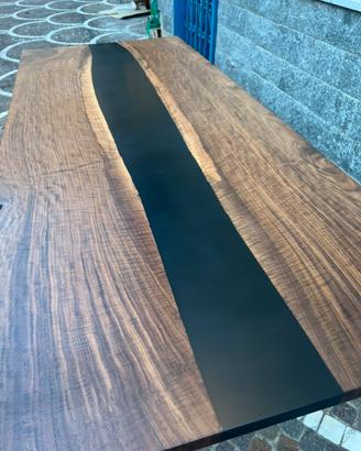 Tavolo da pranzo in legno e resina