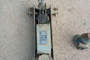 Cric idraulico a carrello