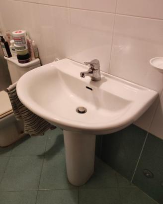 Lavabo con rubinetto