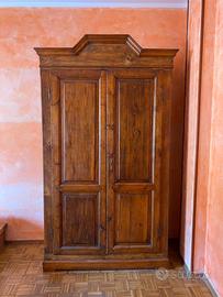 Armadio antico in stile lombardo