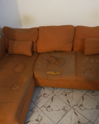 Divano angolare giallo ocra con chaise longue