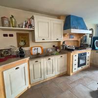 Cucina in finta muratura con elettrodomestici