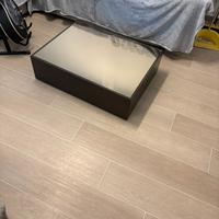 Tavolino moderno con piano in vetro