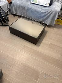 Tavolino moderno con piano in vetro